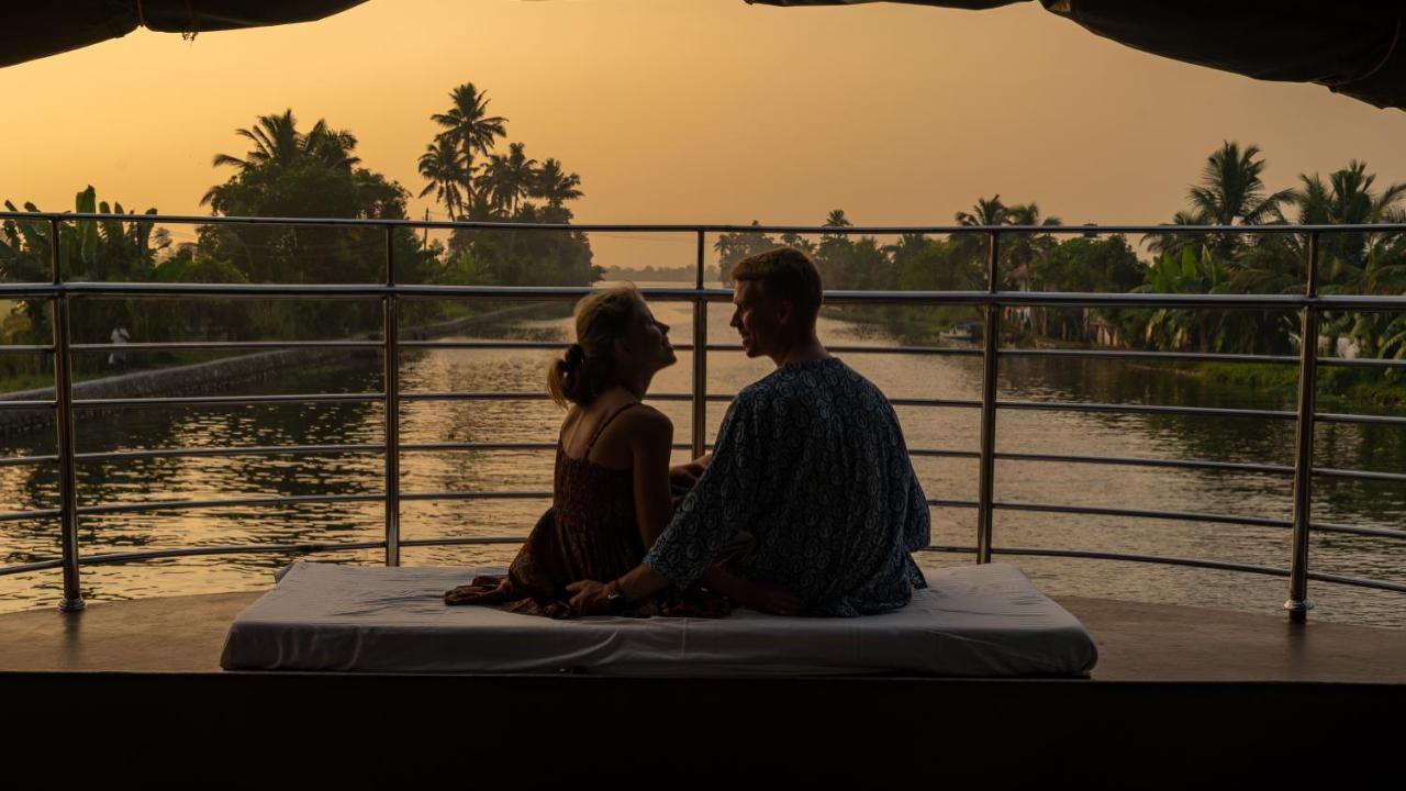 Kera Houseboats Alleppey Botel *