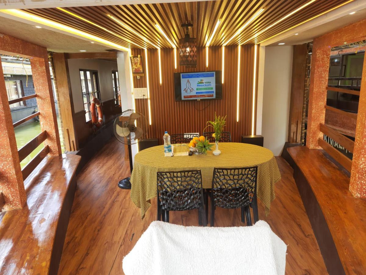 Kera Houseboats Alleppey Botel *