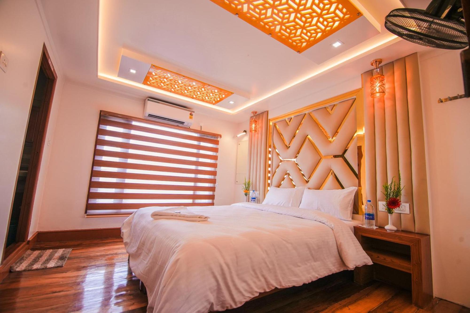 Kera Houseboats Alleppey Botel *