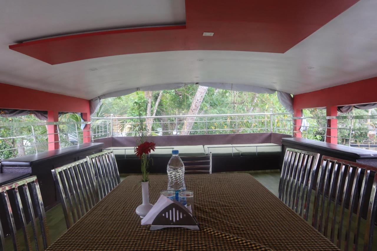 Kera Houseboats Alleppey Botel *